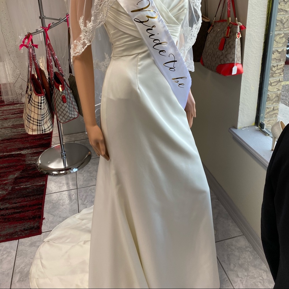 New wedding dress - Picture 2 of 5